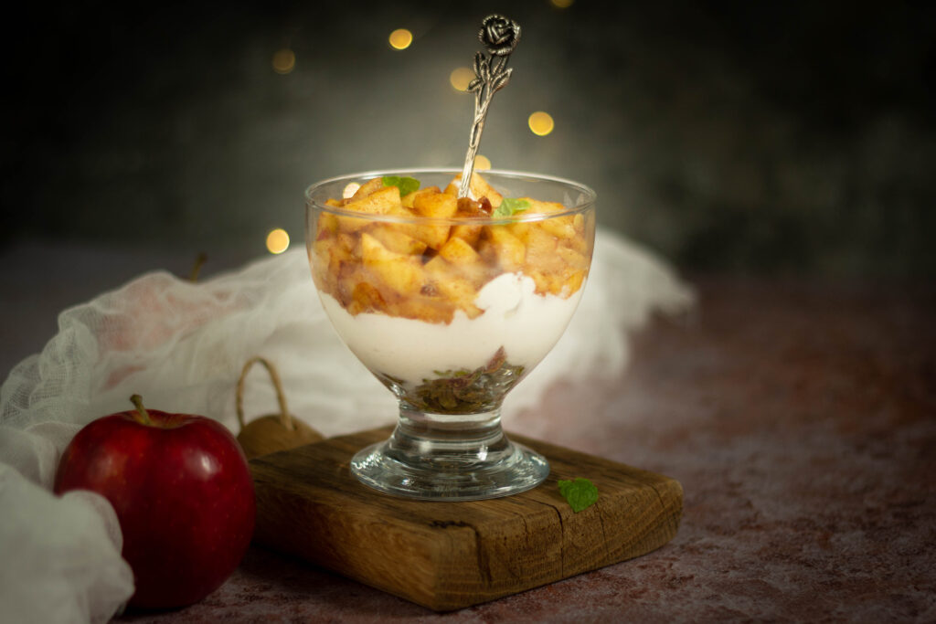 Zdrowy deser na ciepło z jabłkami i skyrem